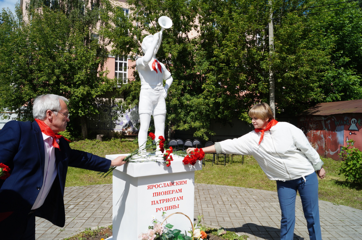 В городском Дворце пионеров состоялось открытие памятника «Ярославским  пионерам»